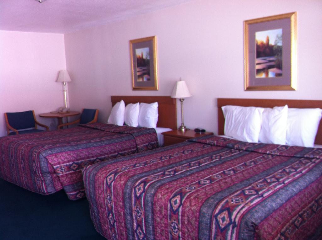 Legacy Inn Price Cameră foto